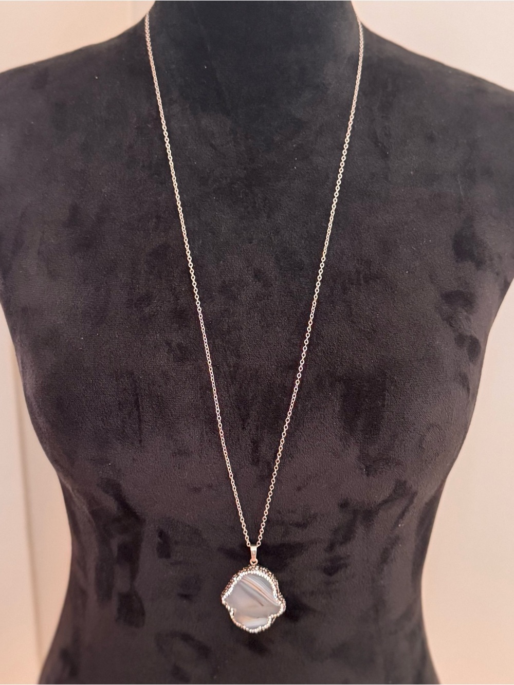 Silver-Tone Agate Pendant Necklace in Gray